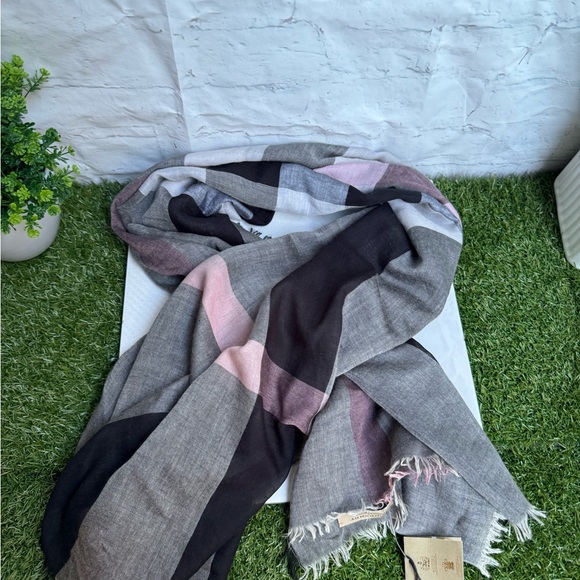 Burberry
Relaxed Mega Check Square Scarf 55” x 55 frayed edges - Picture 9 of 13